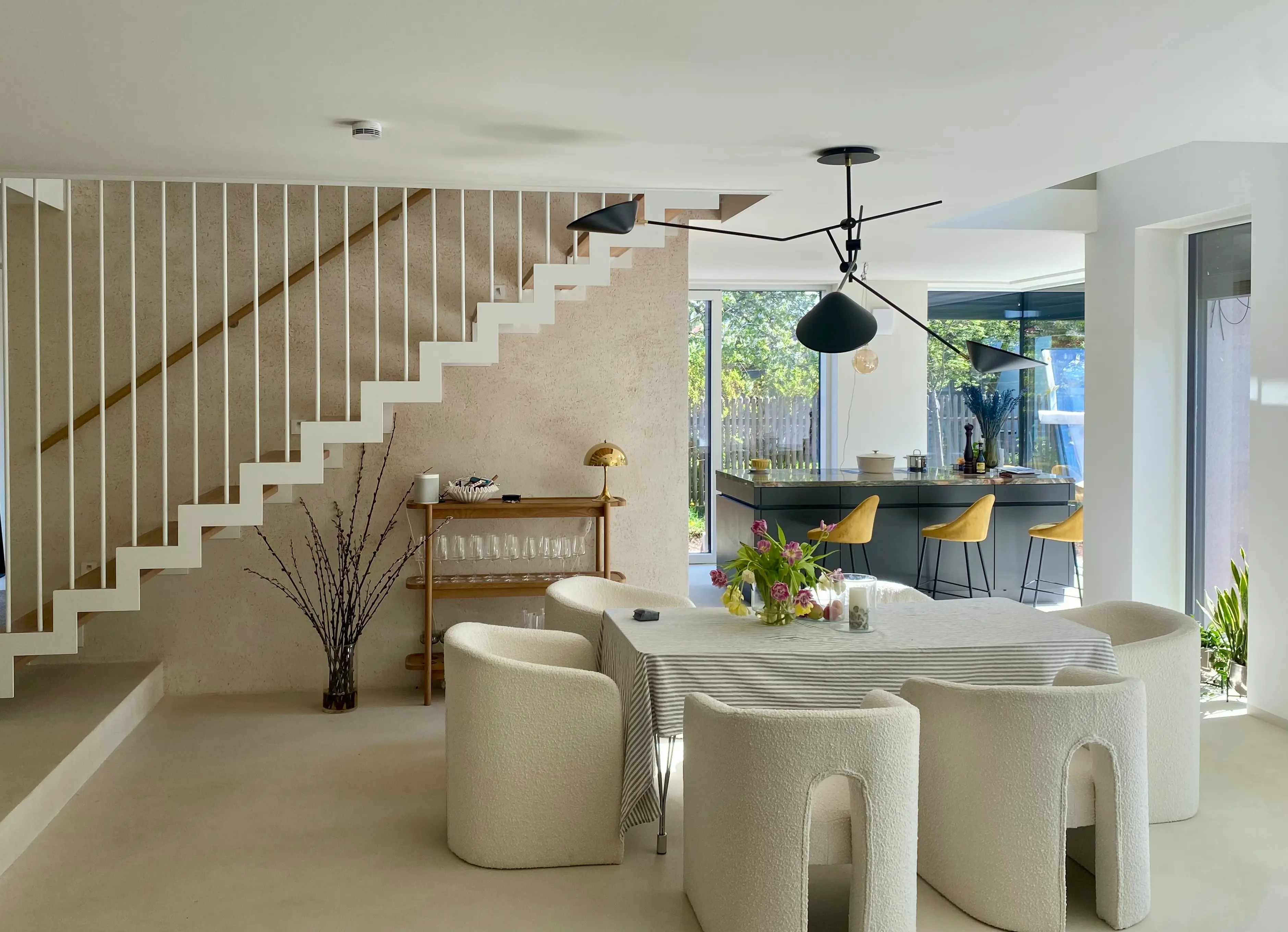 Wohnzimmer mit Treppe – fugenloser Boden und Wände